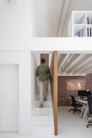 N008 : Lasne – 2015 & 2022 – Rénovation et extensions – habitation unifamiliale – Escalier et chaises de bureau