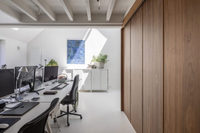 N008 : Lasne – 2015 & 2022 – Rénovation et extensions – habitation unifamiliale – Placard bois et chaises de bureau